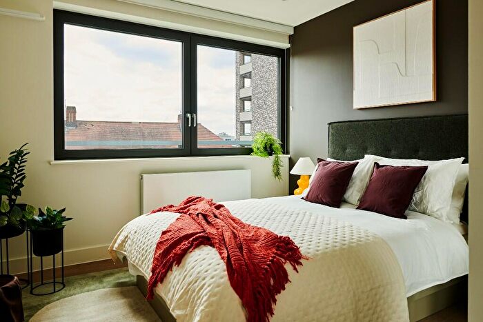 2 Bedroom Flat To Rent In Oakbury Road, London, SW6