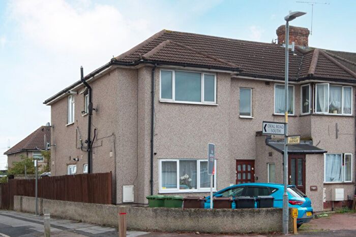 2 Bedroom Flat To Rent In Oval Road South, Dagenham, Essex, RM10