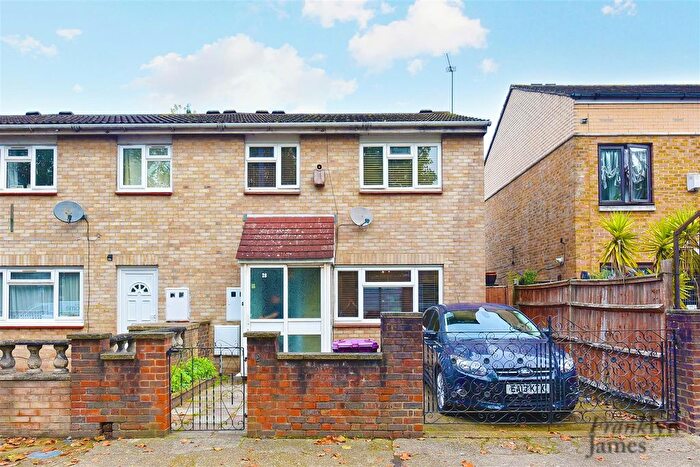 3 Bedroom Property For Sale In Zetland Street, London, E14