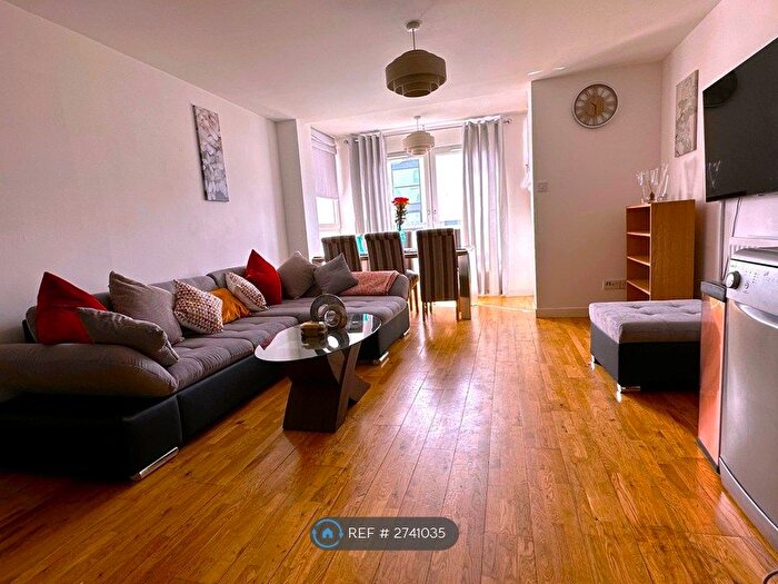 3 Bedroom Flat To Rent In Colonsay View, Edinburgh, EH5