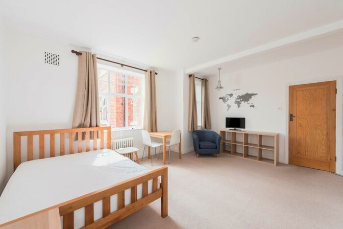 Apartment To Rent In Belsize Grove, London, NW3
