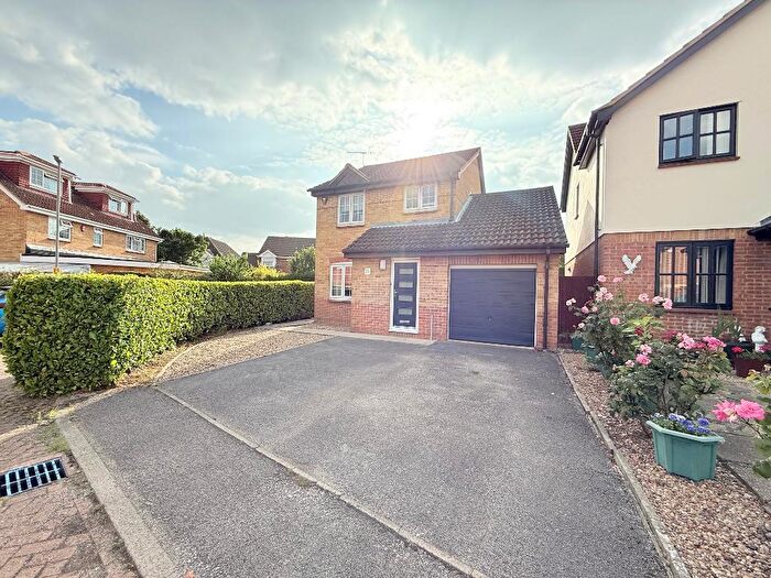 3 Bedroom Detached House For Sale In Thetford Gardens, Bushmead, Luton, Bedfordshire, LU2