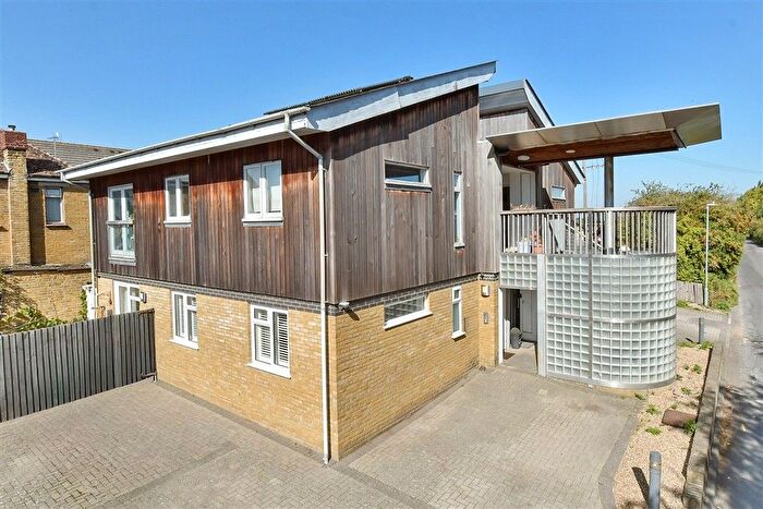 2 Bedroom Flat For Sale In Frognal Lane, Teynham, Sittingbourne, Kent, ME9