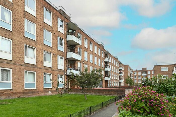 2 Bedroom Flat To Rent In Somerford Grove Estate, London, N16