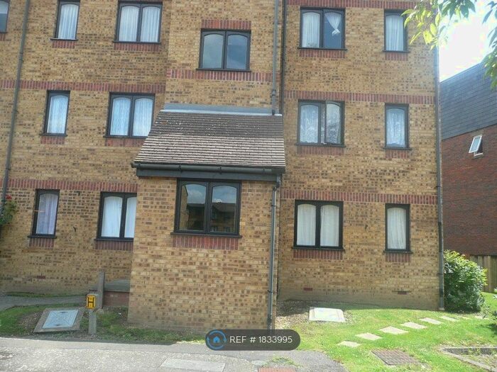 1 Bedroom Flat To Rent In Gartons Close, Enfield, EN3