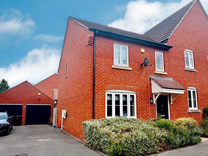 3 Bedroom Semi Detached House For Sale In Lisa Head Avenue, Didcot, OX11