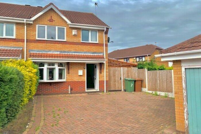 3 Bedroom Semi-Detached House To Rent In Derwent Close, Willenhall, WV13