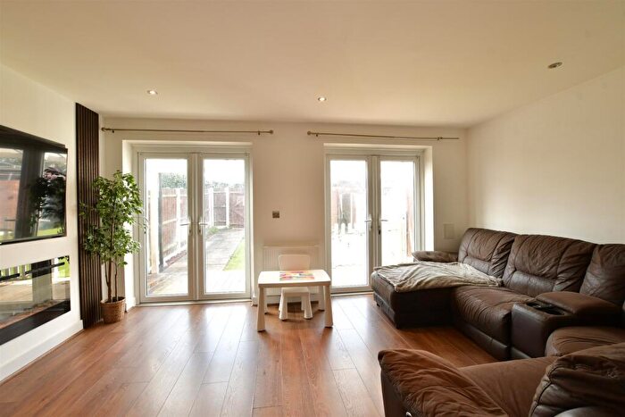 5 Bedroom Semi Detached House For Sale In Market Avenue, Wickford, Essex, SS12