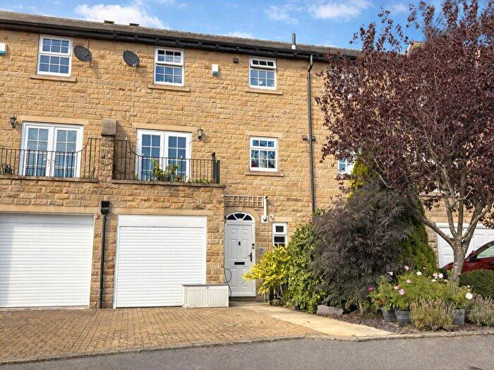 3 Bedroom Terraced House For Sale In Gainsborough Court, Skipton, BD23