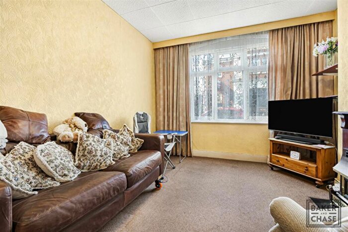 3 Bedroom Terraced House For Sale In Holtwhites Hill, Enfield, EN2