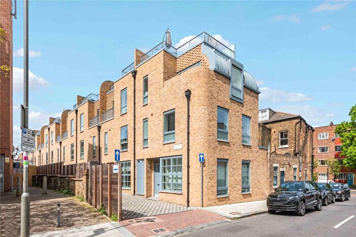 3 Bedroom House For Sale In Avery Walk, SW11