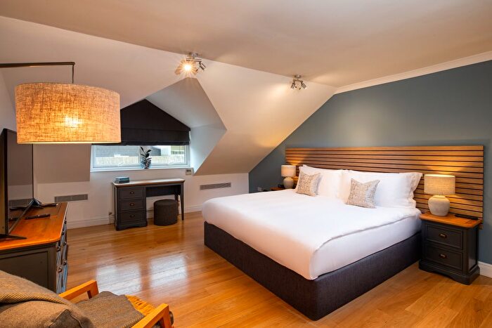 3 Bedroom Flat To Rent In Kensington High Street, London, W8