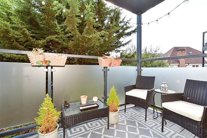2 Bedroom Flat For Sale In Salomons Grove, Southborough, Tunbridge Wells, Kent, TN4