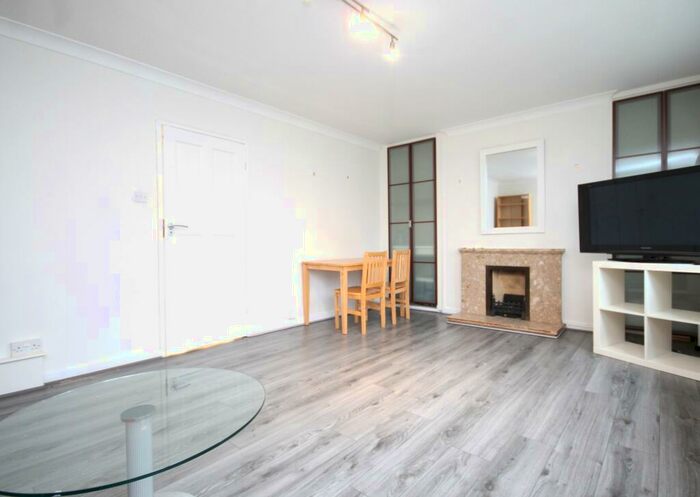 3 Bedroom Flat To Rent In Abingdon Close, Camden Square, NW1