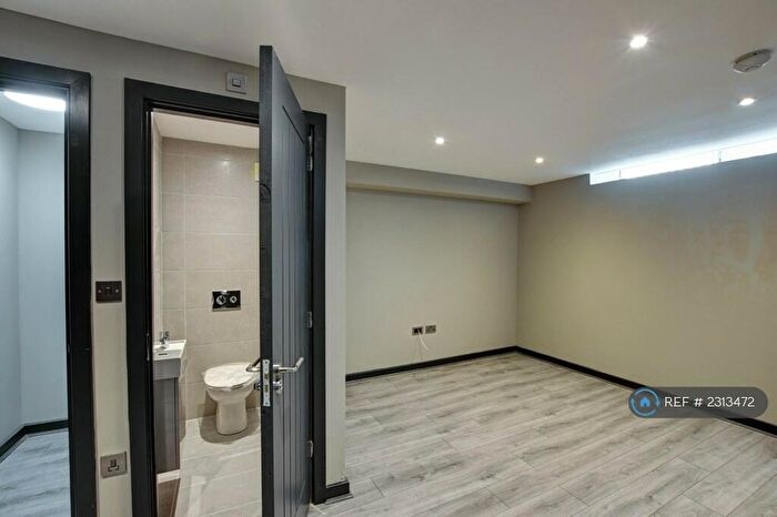 1 Bedroom Flat To Rent In Trinity Apartments, Leeds, LS13