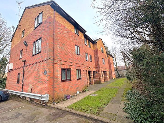 Flat To Rent In Glyn Avenue, Barnet, EN4