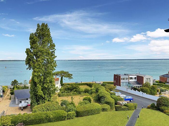 2 Bedroom Flat For Sale In Queens Road, Cowes., PO31