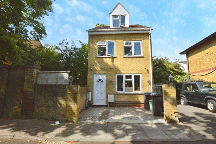 3 Bedroom Detached House For Sale In Nile Close, London, N16