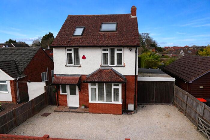 4 Bedroom Detached House For Sale In Dunstable Road, Houghton Regis, Dunstable, Bedfordshire, LU5