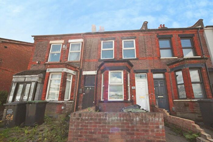 2 Bedroom Terraced House For Sale In Dallow Road, Luton, LU1