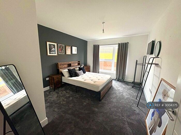 2 Bedroom Flat To Rent In Well Court, Erith, DA8