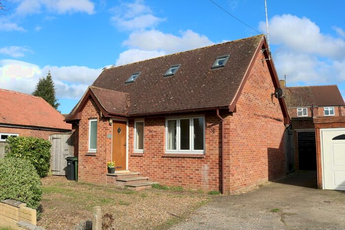 2 Bedroom Detached House To Rent In Queens Close, Thame, OX9