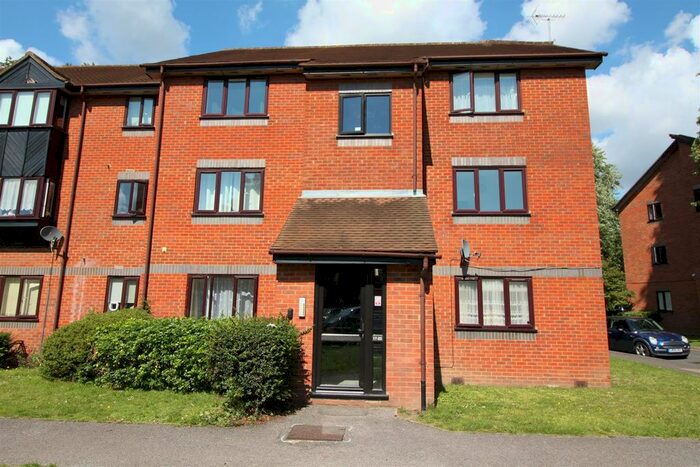 1 Bedroom Flat To Rent In Willenhall Drive, Hayes, Middlesex, UB3