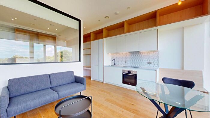 1 Bedroom Flat To Rent In Great West Road, Brentford, TW8