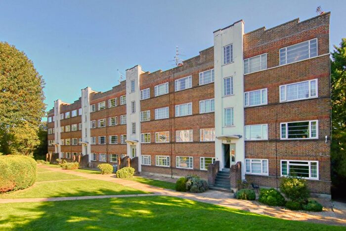 2 Bedroom Flat For Sale In Park Road, Hampton Wick, KT1