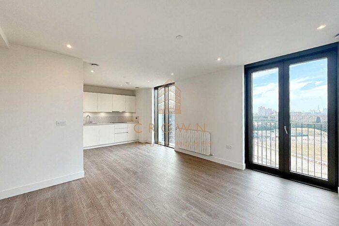 3 Bedroom Flat To Rent In Twelvetrees Park, Th Floor - West Ham, E15