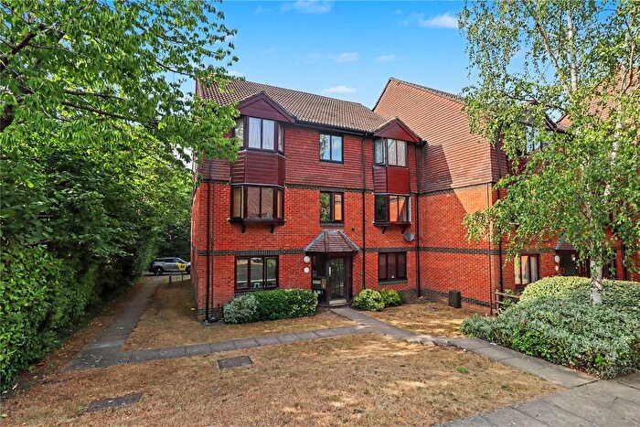 2 Bedroom Flat For Sale In Woking, Surrey, GU21