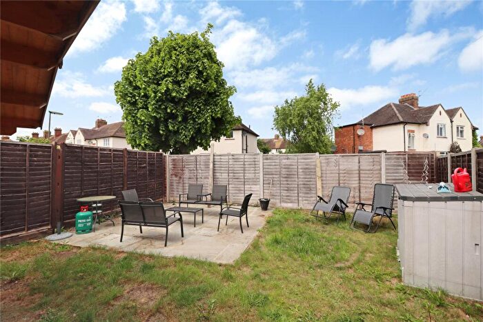 1 Bedroom Flat For Sale In Quartermaine Avenue, Woking, Surrey, GU22