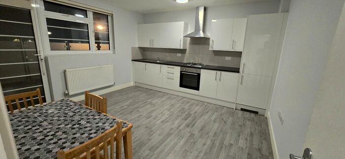 3 Bedroom Flat To Rent In Lemna Court, Lemna Road, Leytonstone, London, E11