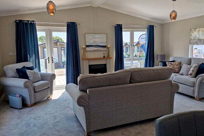 2 Bedroom Park Home For Sale In Two Bed Manor Holcot Bay (), Woodside Park, Woodside, Luton, Bedfordshire, LU1