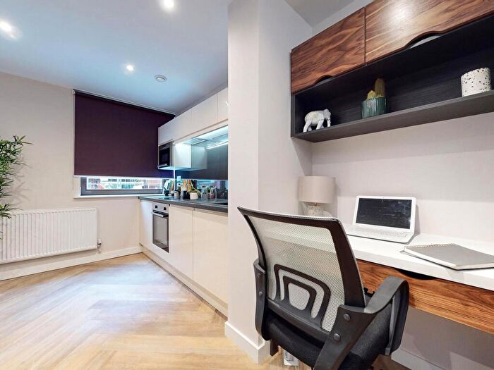 Apartment To Rent In Apt, Live Oasis Belgrave Street #, LS2