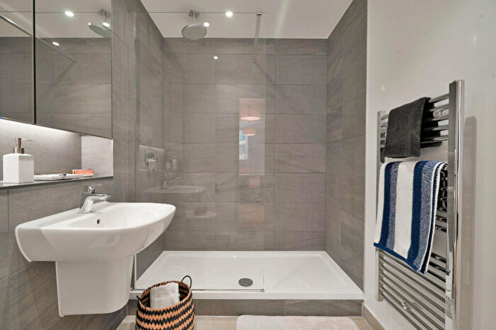 2 Bedroom Apartment To Rent In Clay, M5