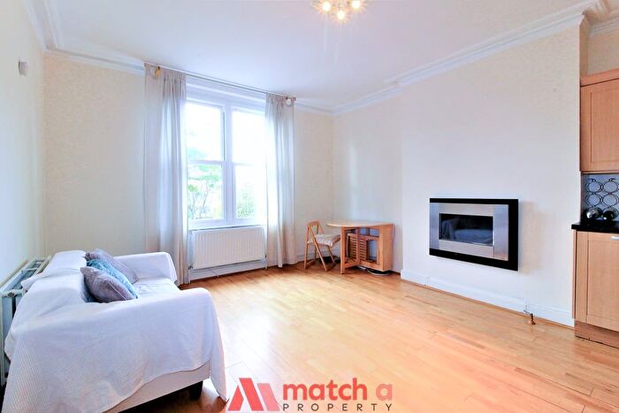 1 Bedroom Flat For Sale In Grove Park Gardens, Chiswick, London, W4
