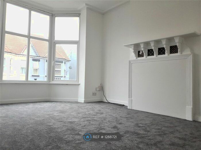 3 Bedroom Semi-Detached House To Rent In Bedford, Bedford MK40