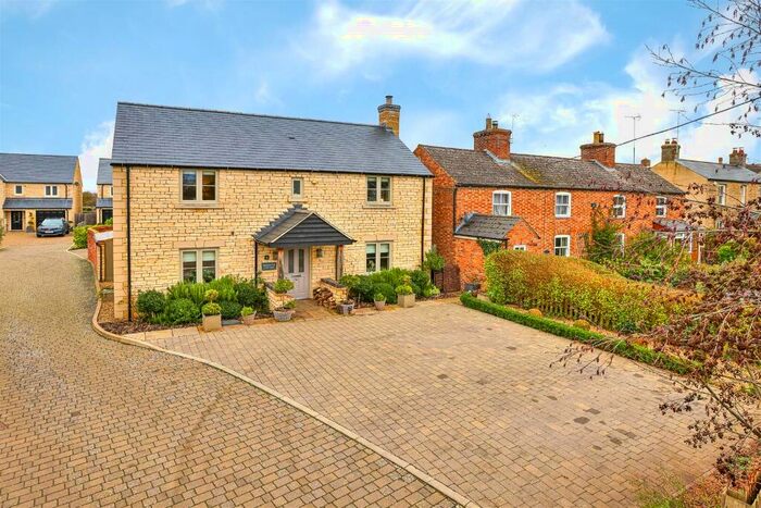 4 Bedroom Detached House For Sale In Winchester Close, Warmington, PE8