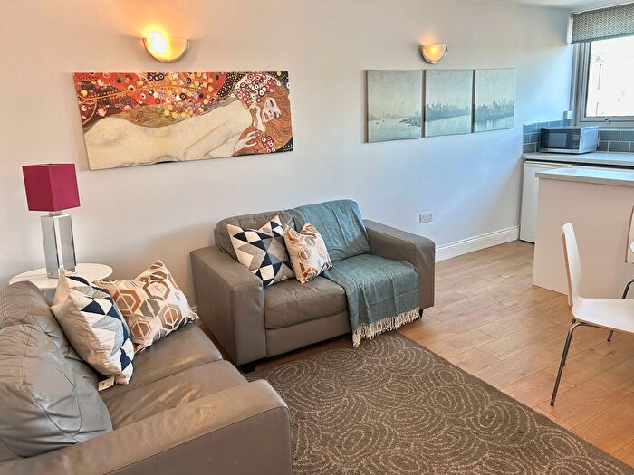 3 Bedroom Flat To Rent In Strasburg Road, London, SW11