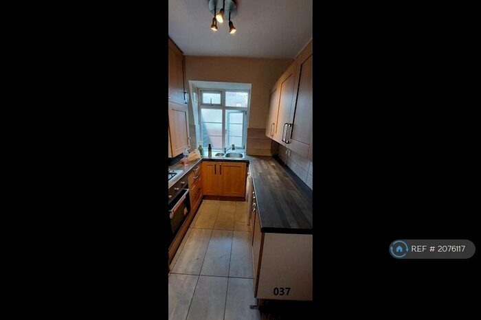 2 Bedroom Flat To Rent In Grosvenor Court, Morden, SM4