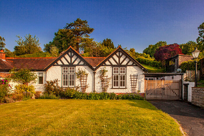 2 Bedroom House For Sale In West Links Cottage, Streatley On Thames, RG8