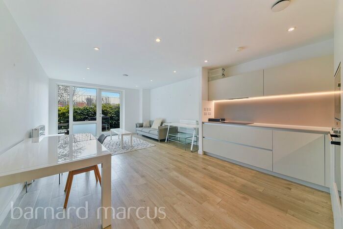2 Bedroom Flat To Rent In Woods Road, London, SE15