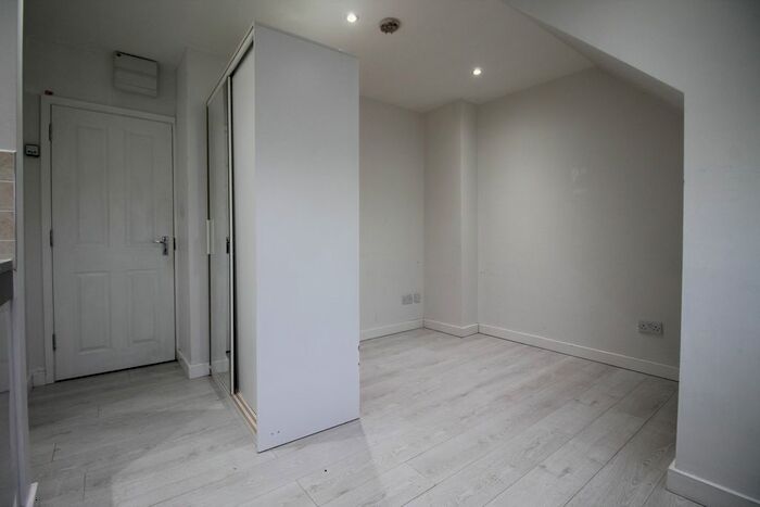 Studio To Rent In Cockfosters Parade, Cockfosters Road, Cockfosters, Barnet EN4