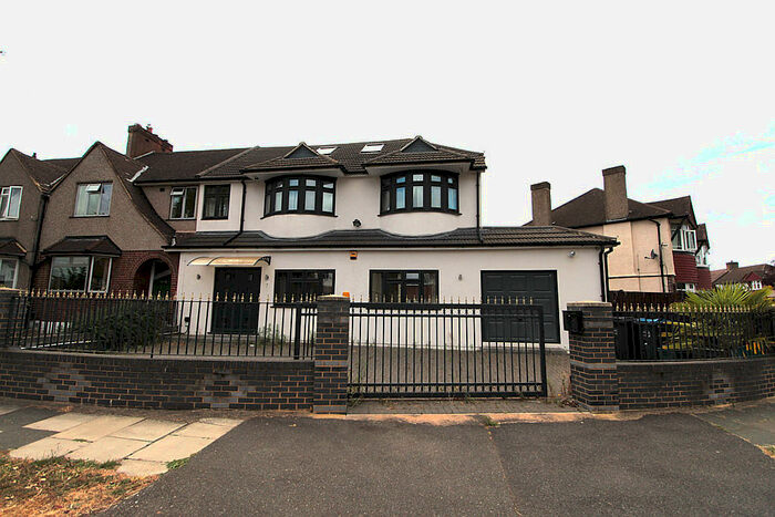 5 Bedroom Semi-Detached House To Rent In Thurleston Avenue, SM4