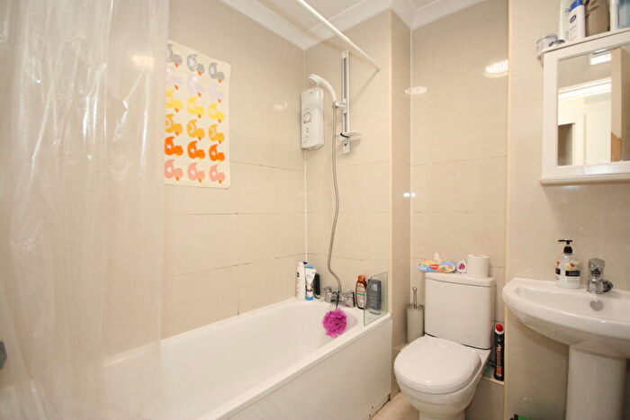 1 Bedroom Flat To Rent In The Rowans, Woking, GU22