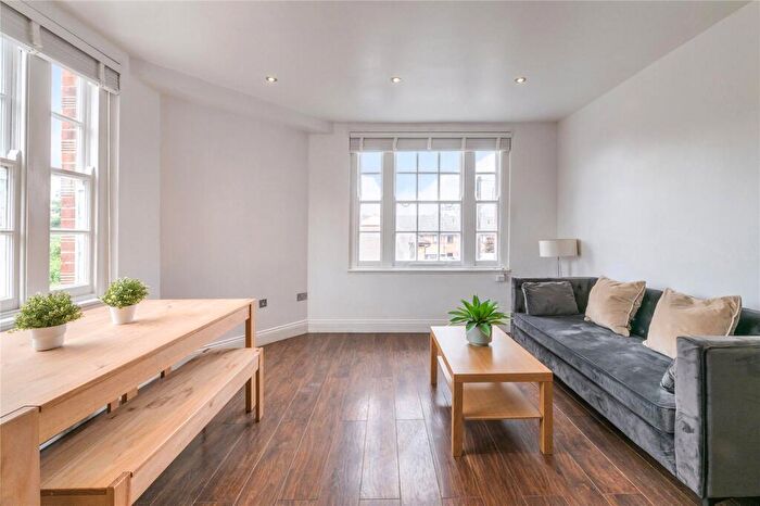 2 Bedroom Flat To Rent In Waterloo House, Byron Street, E14