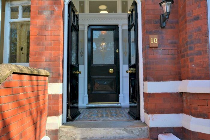 2 Bedroom Flat To Rent In Castle Walk, Southport, Merseyside, PR8