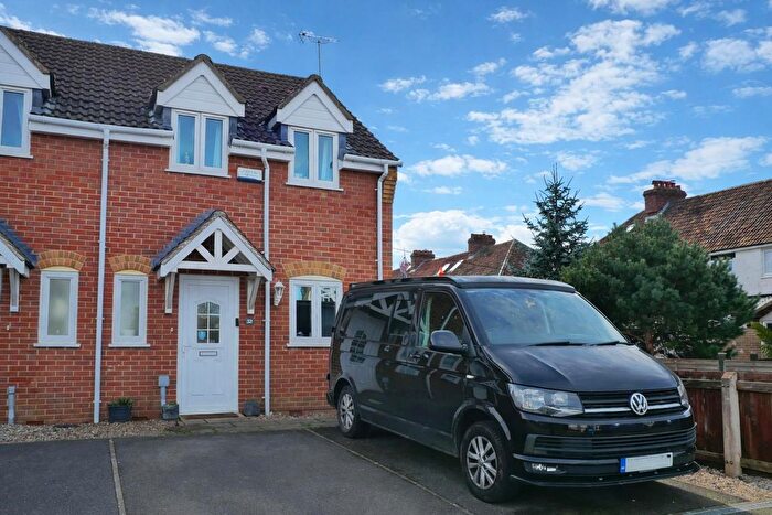 3 Bedroom Semi Detached House For Sale In Bentley Grove, Calne, SN11