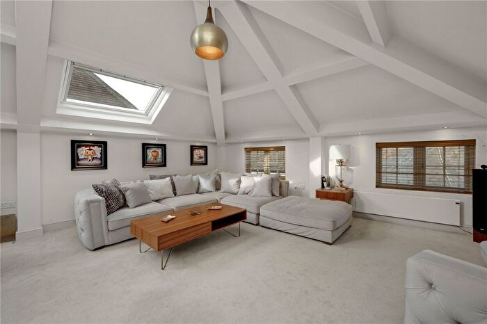 2 Bedroom Flat To Rent In Bear Lane, Farnham, Surrey, GU9